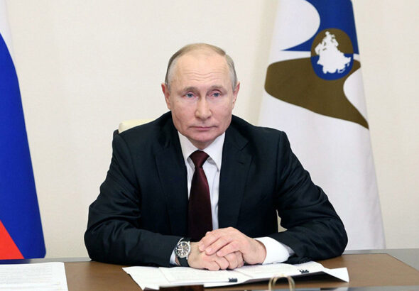 Путин поздравил