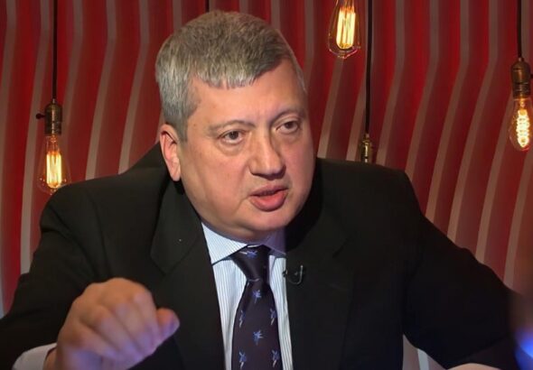 Вашингтон меняет роль