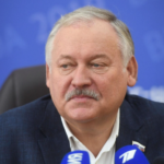 создавал видимость