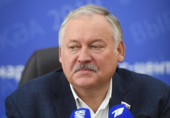 создавал видимость