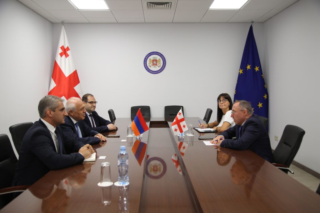 принял посла Армении