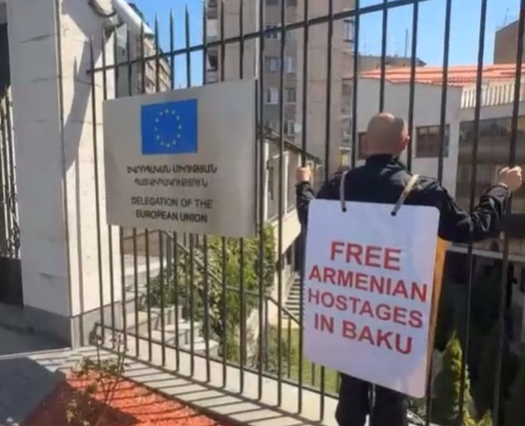 прикованный наручниками к решётке