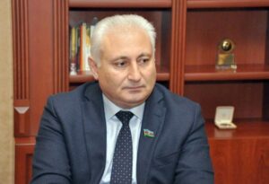 Али Керимли пытается
