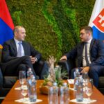 между Арменией и Азербайджаном