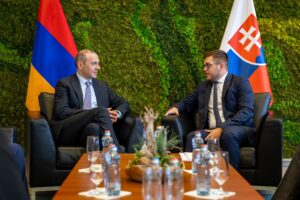между Арменией и Азербайджаном