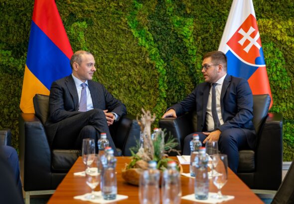 между Арменией и Азербайджаном