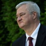 выдвигая неприемлемые