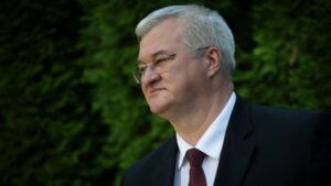 выдвигая неприемлемые