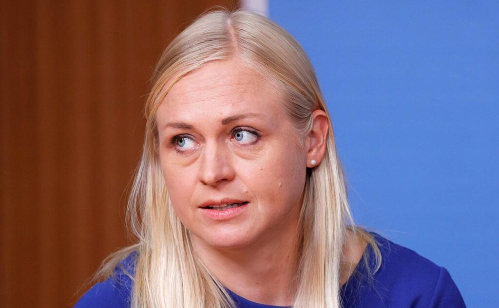 издевательски реагируют