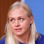 издевательски реагируют