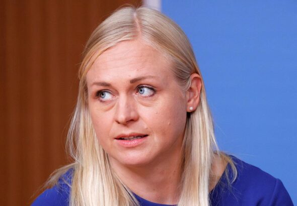 издевательски реагируют