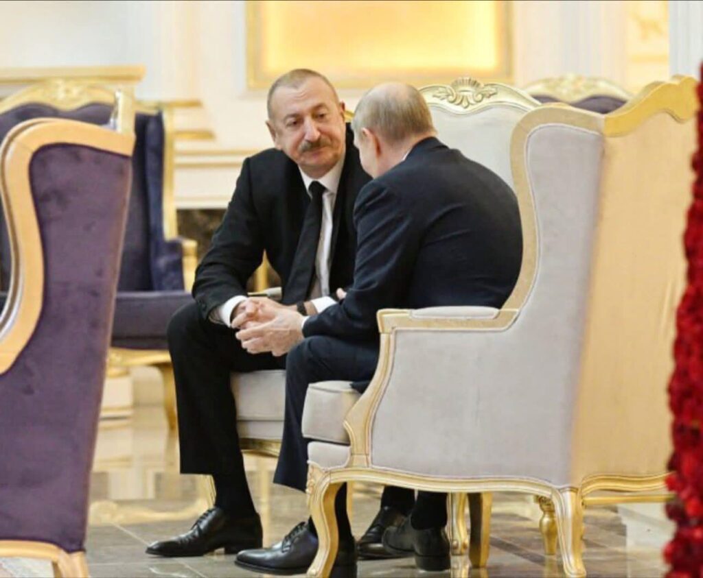 Путин сидит перед Алиевым