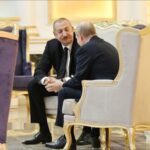 Путин сидит перед Алиевым