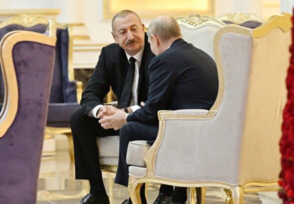 Путин сидит перед Алиевым