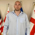 пытается создать иллюзию
