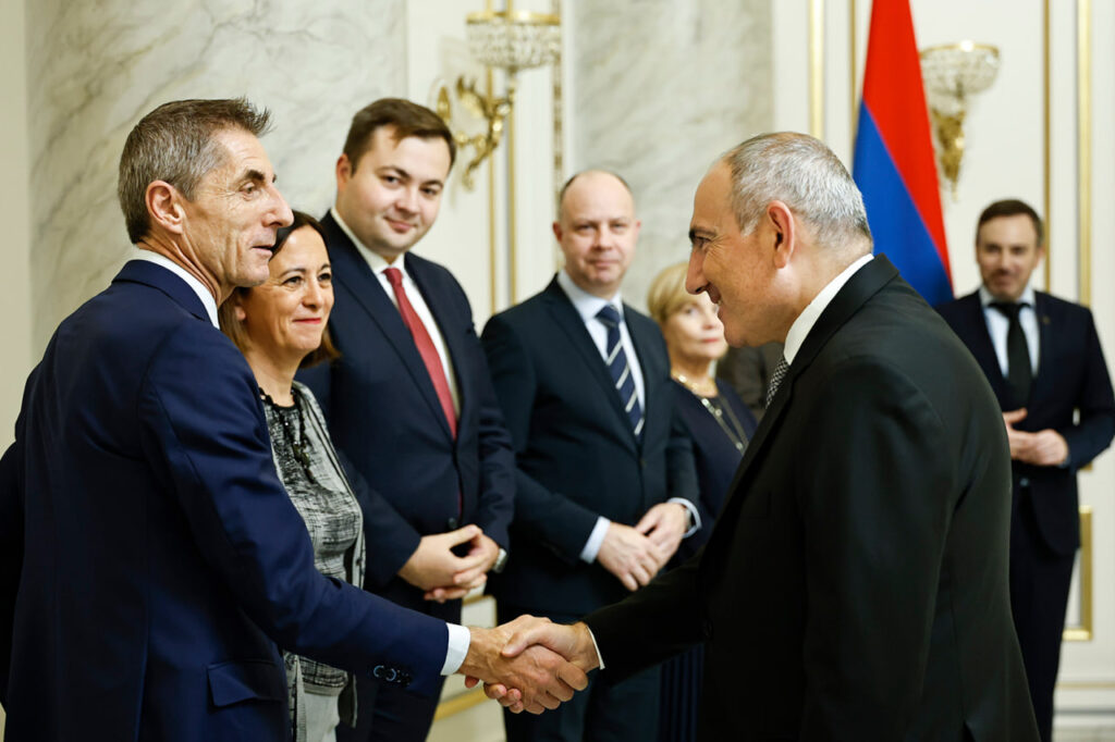 членами ПА «Евронест»