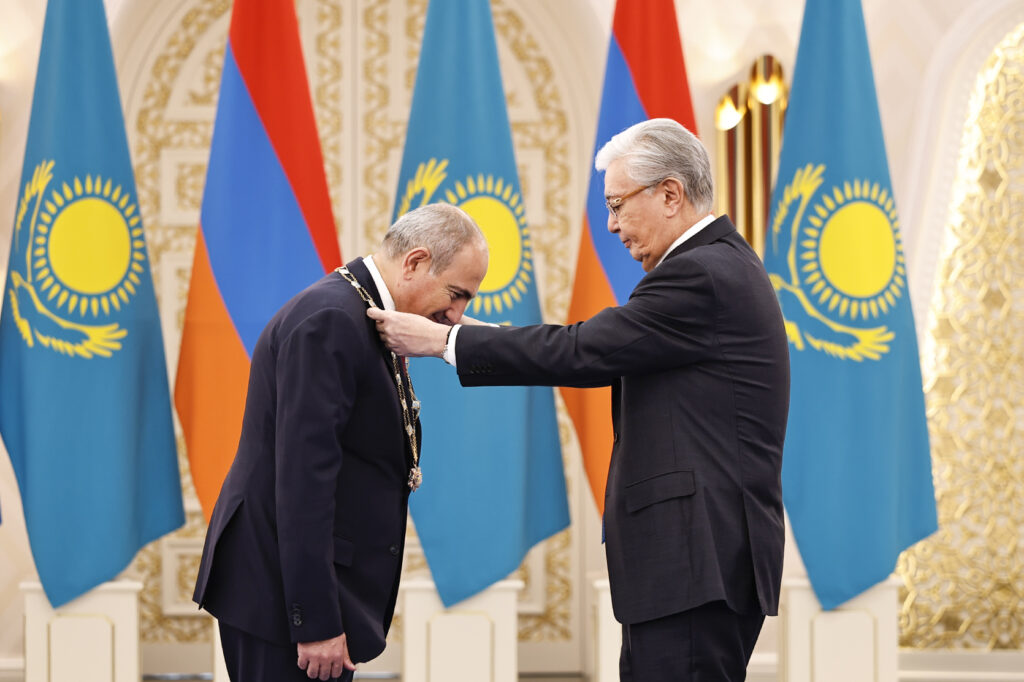 Токаев наградил Пашиняна