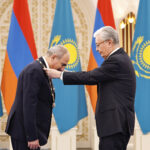 Токаев наградил Пашиняна
