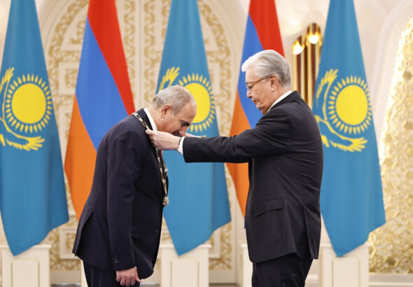 Токаев наградил Пашиняна