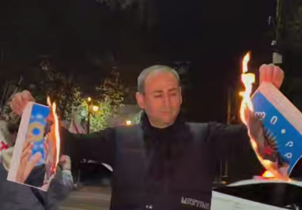 Садыгов сжег портреты