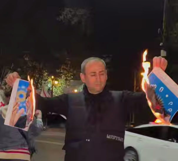 Садыгов сжег портреты