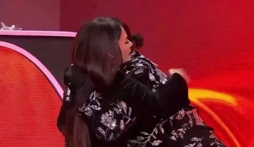 Обняла врага