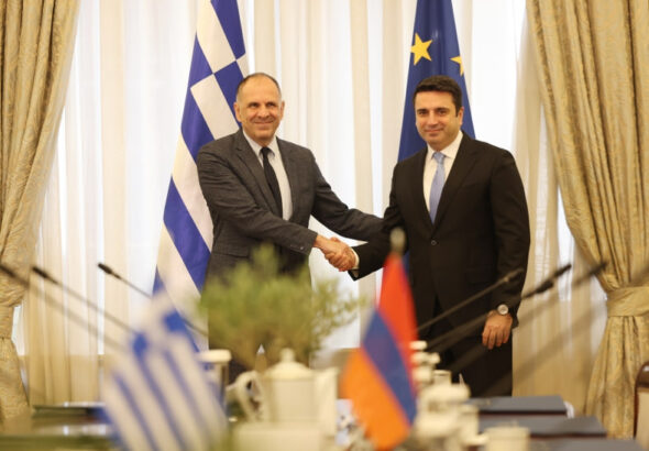 Армении в Афинах поднял