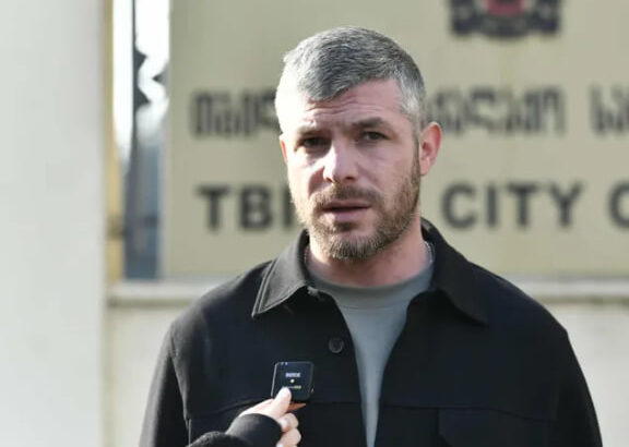 готовит признание