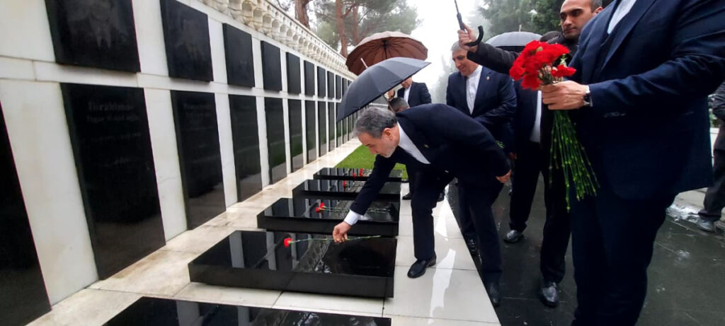 Иран возлагает цветы