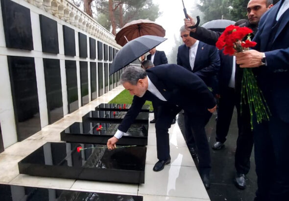 Иран возлагает цветы