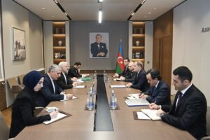 придаёт большое значение