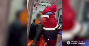 Мужчина бросил гранату в автомобиль полиции, ранены 2 сотрудника