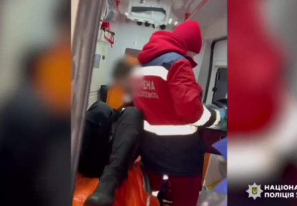 Мужчина бросил гранату в автомобиль полиции, ранены 2 сотрудника