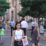 Yerevan_Площадь-республики-люди-спешат-утром-на-работу-это-тоже-участок-прямо-перед-зданием-правительства