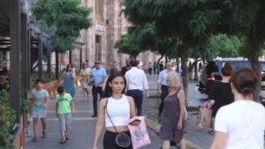 Yerevan_Площадь-республики-люди-спешат-утром-на-работу-это-тоже-участок-прямо-перед-зданием-правительства