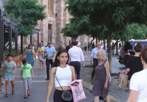 Yerevan_Площадь-республики-люди-спешат-утром-на-работу-это-тоже-участок-прямо-перед-зданием-правительства