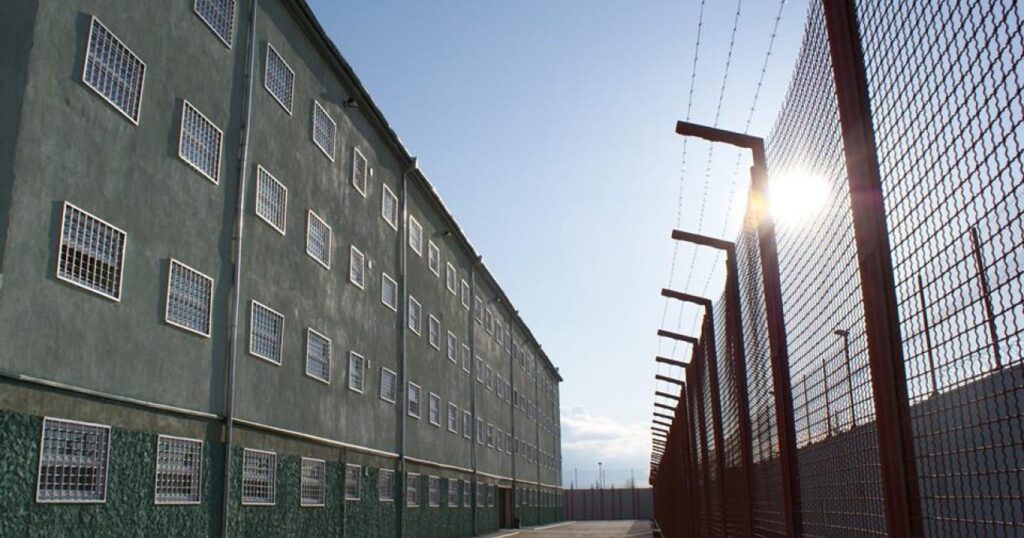 Скандал в пенитенциарной системе Грузии: заключенный заявил об изнасиловании охранниками